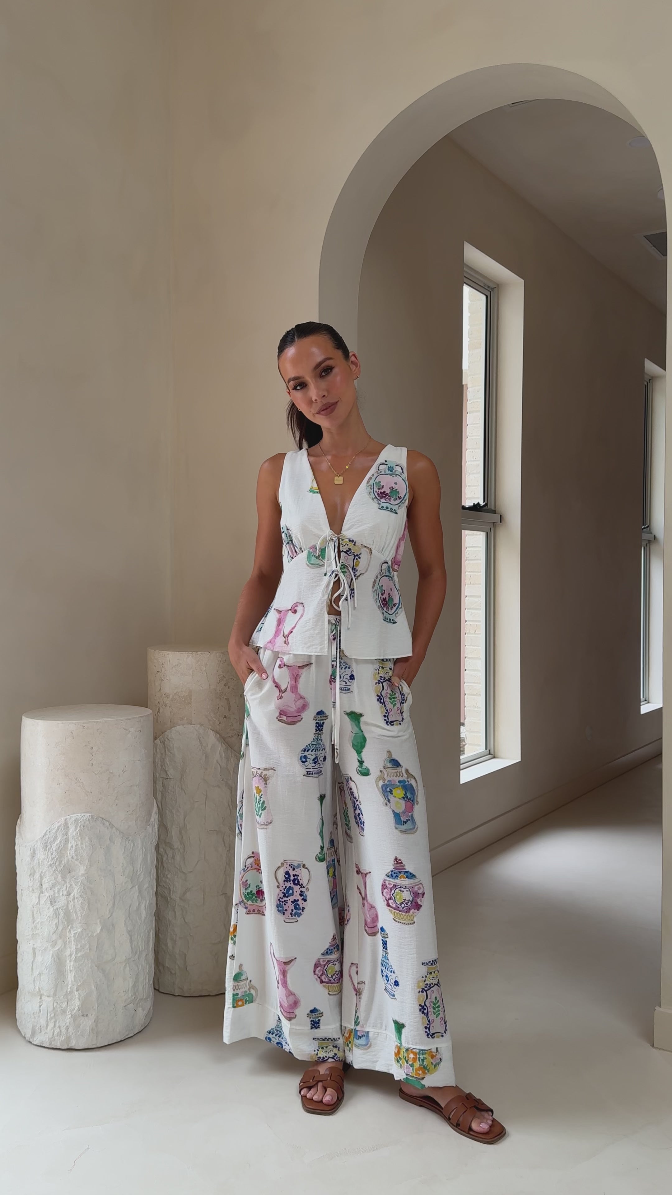Load video: Candella Tie Front Top - Vase Print - Billy J