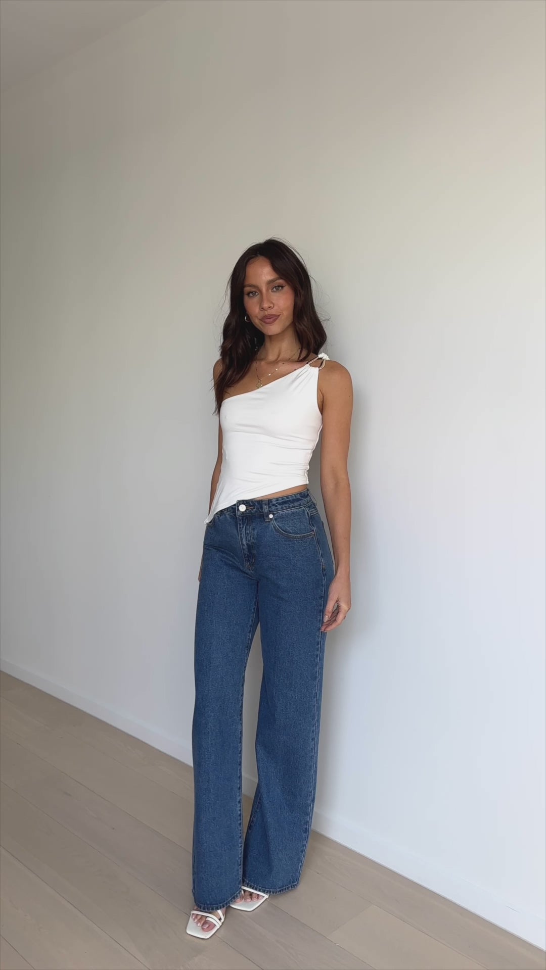 Load video: Soraia Top - White - Billy J