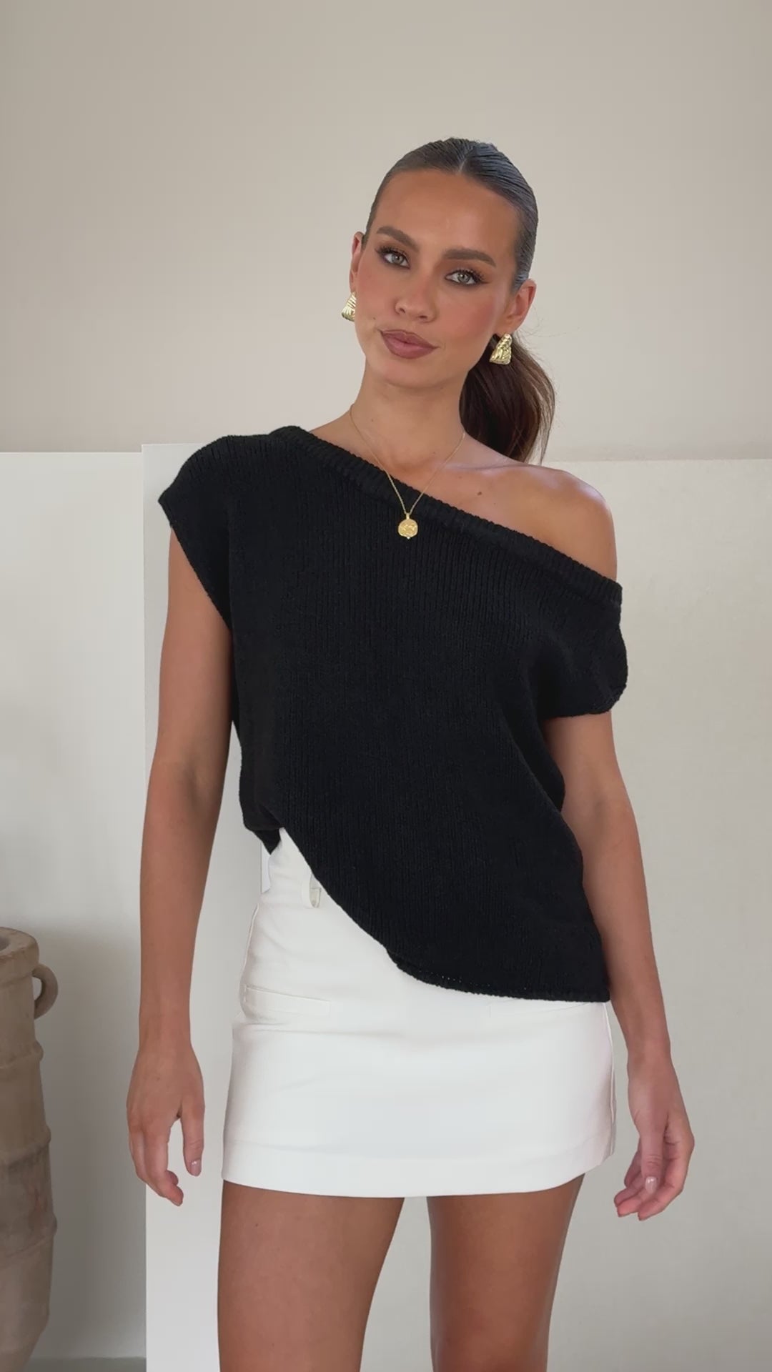 Load video: Amiri Top - Black - Billy J
