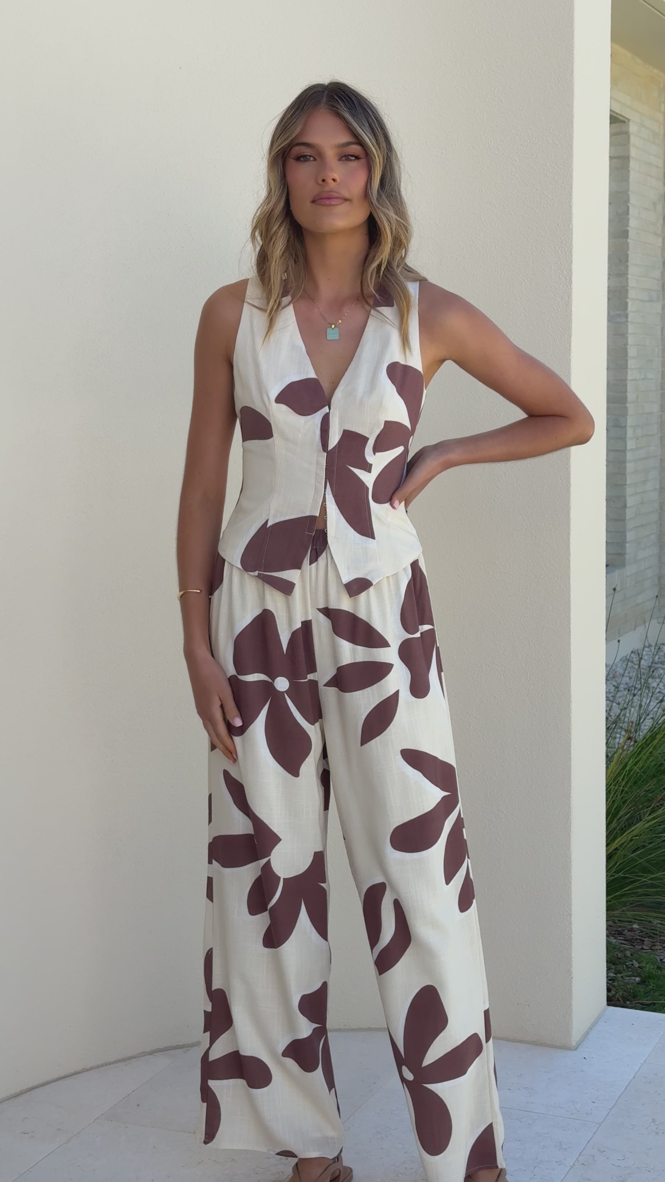 Load video: Brianne Linen Vest - Belle Femme - Billy J