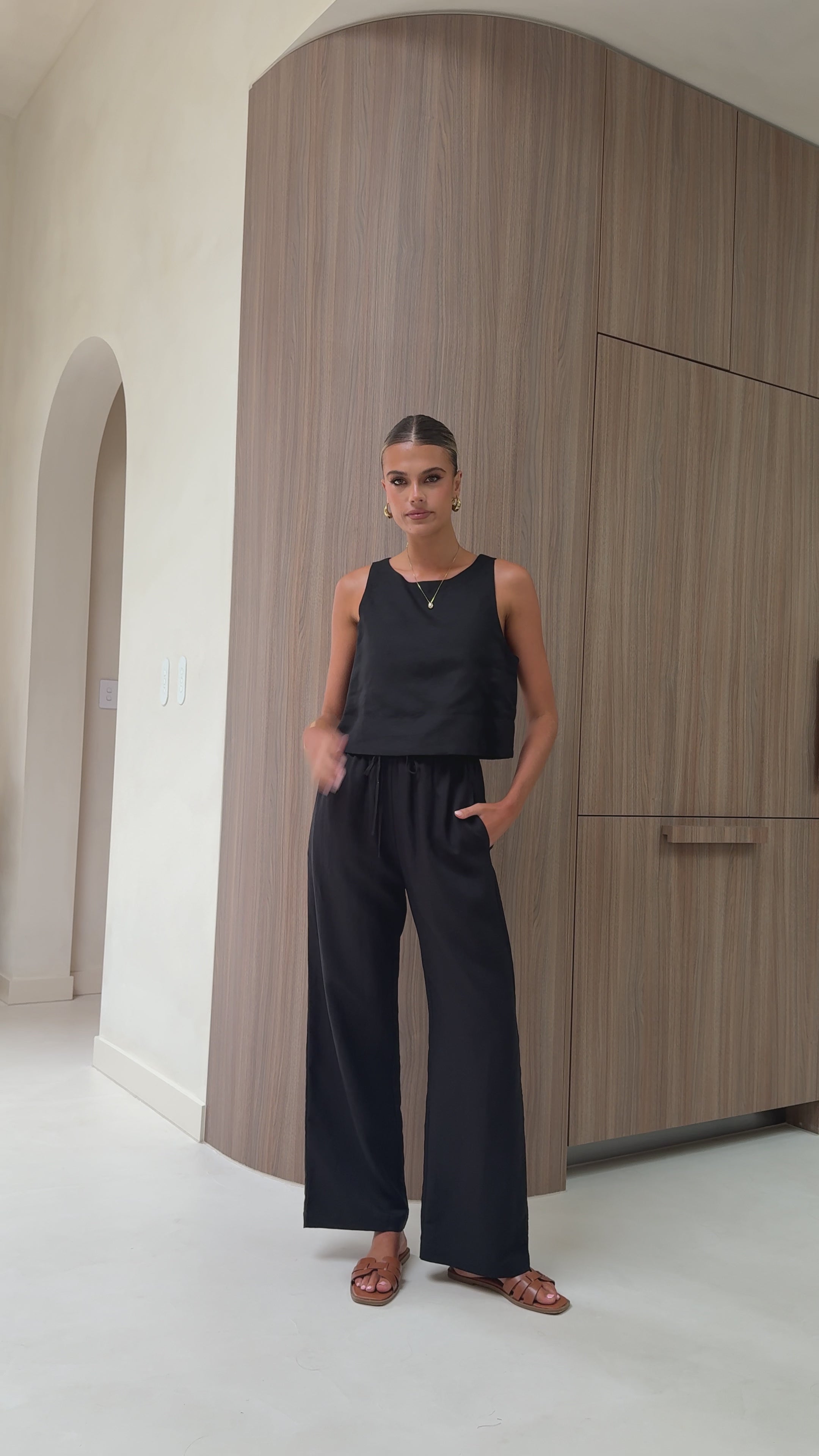 Load video: Lumina Linen Top - Black - Billy J