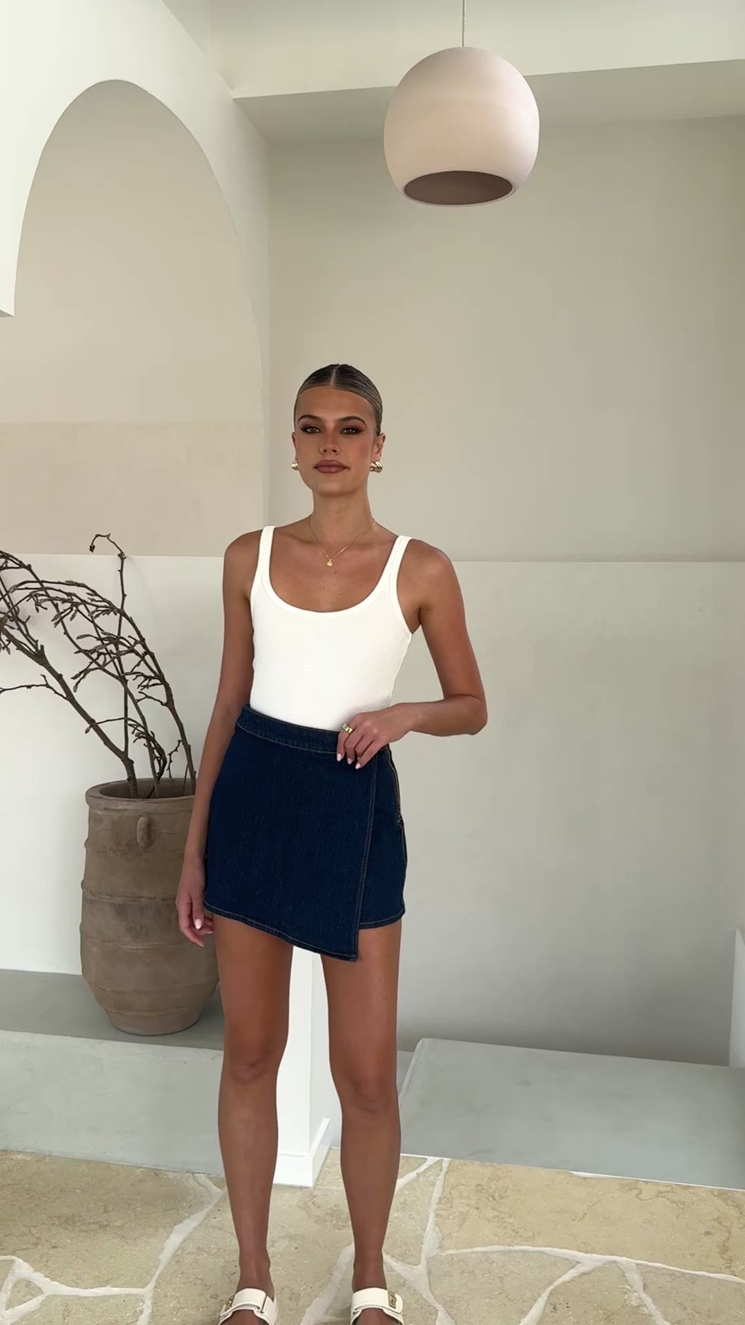 Load video: Rollas Skort - True Rinse Denim - Billy J