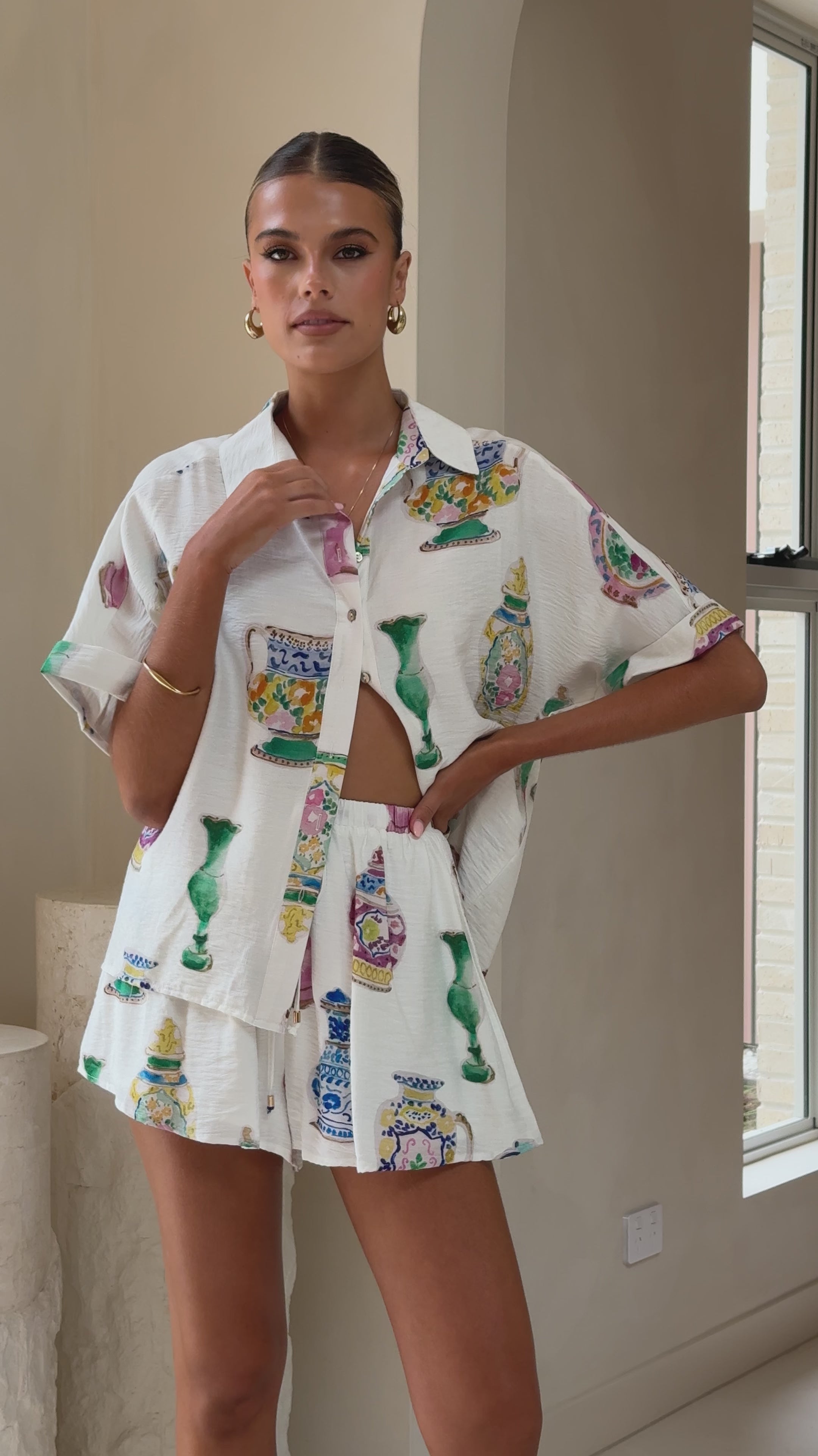 Load video: Kimberly Shorts - Vase Print - Billy J