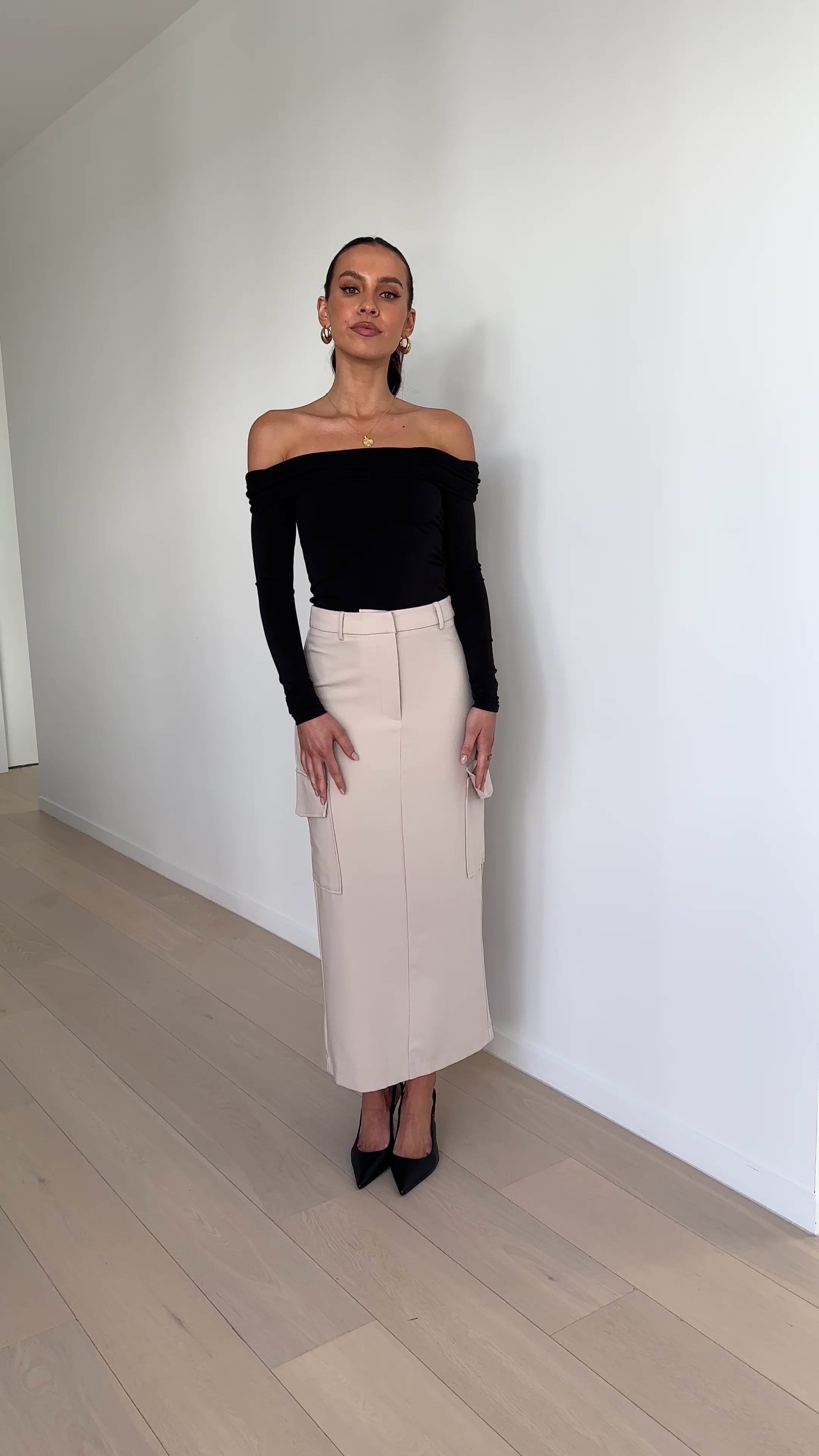 Load video: Salone Top - Black - Billy J