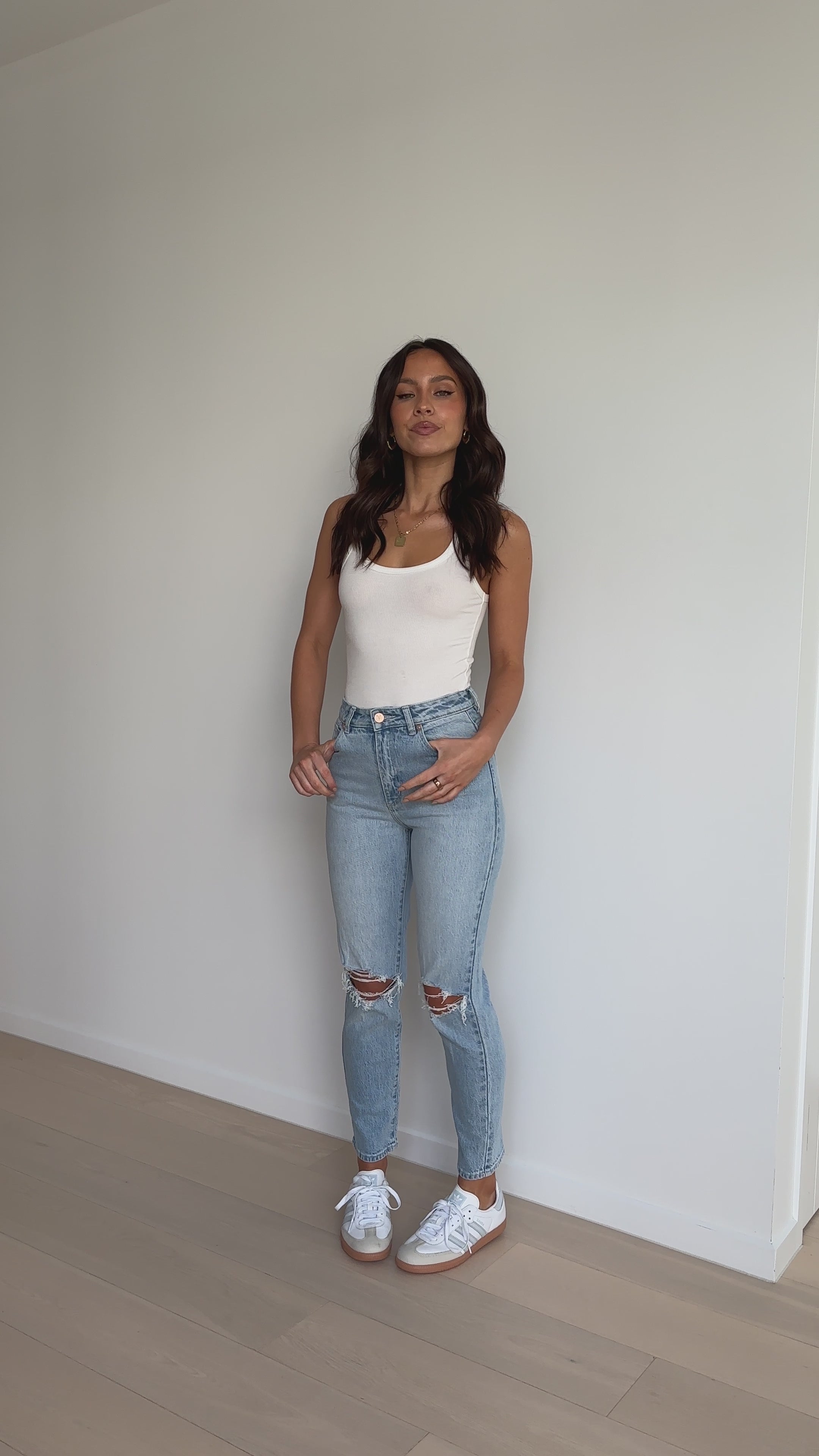 Load video: Abrand 94 High Slim Jean - Gina Rip - Billy J