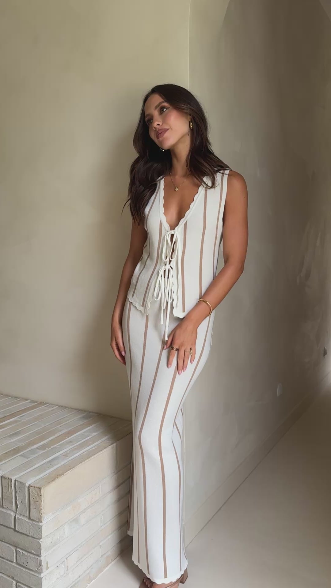 Load video: Cindy Maxi Skirt - White/Beige - Billy J