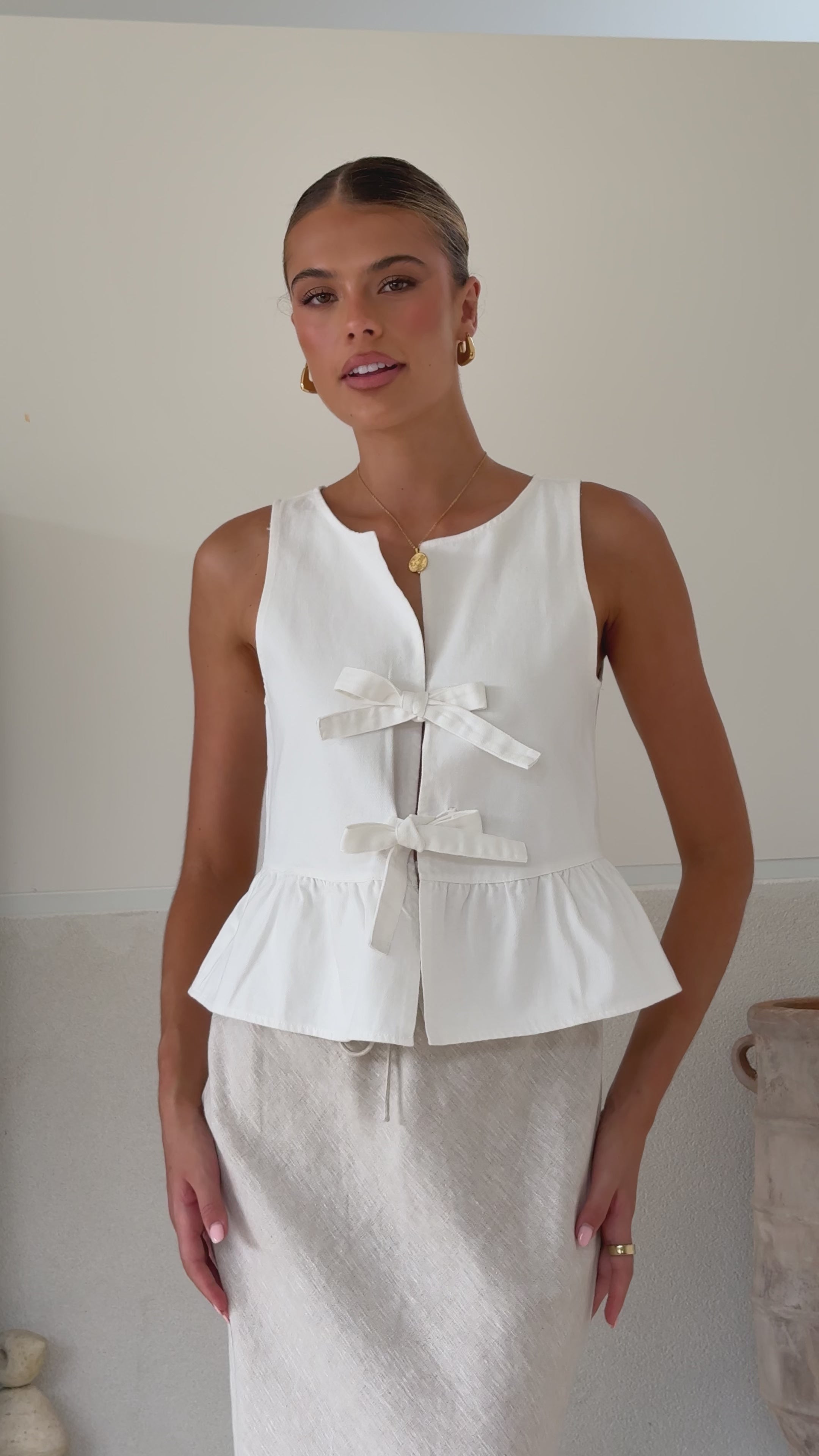 Load video: Jarrah Tie Top - White - Billy J