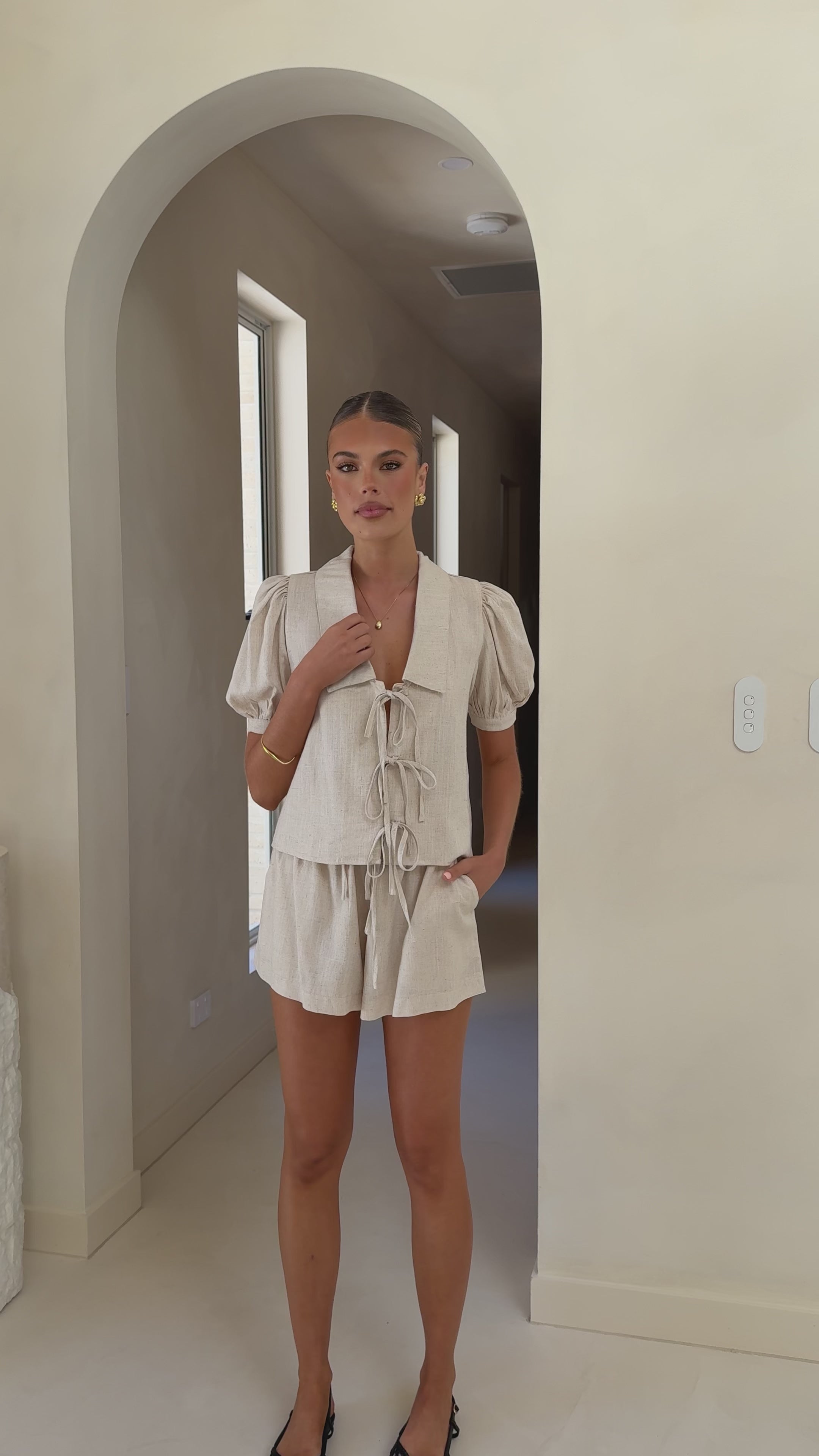 Load video: Alma Shorts - Beige - Billy J