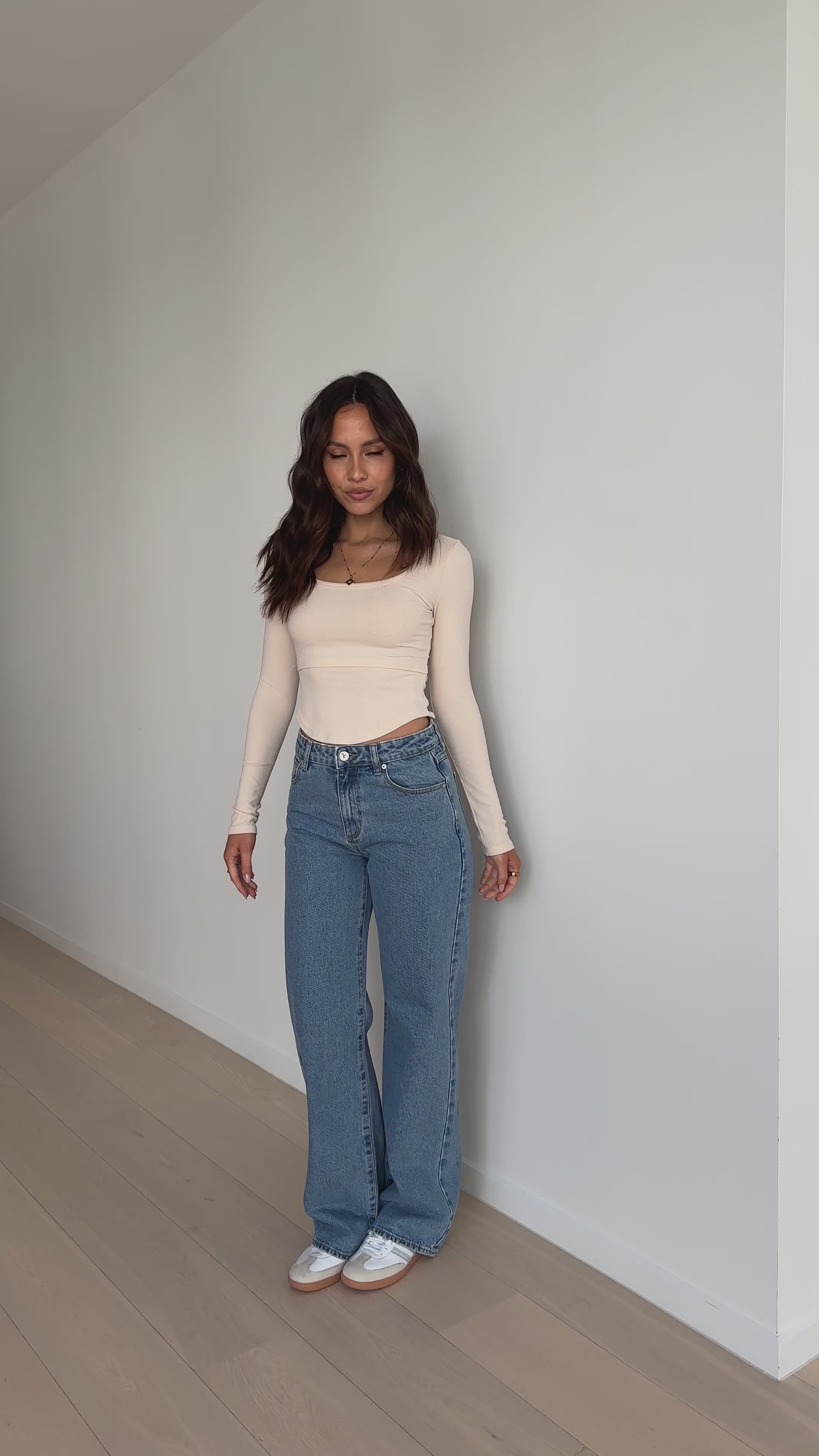 Load video: Abrand 95 Baggy Jean - Gigi - Billy J