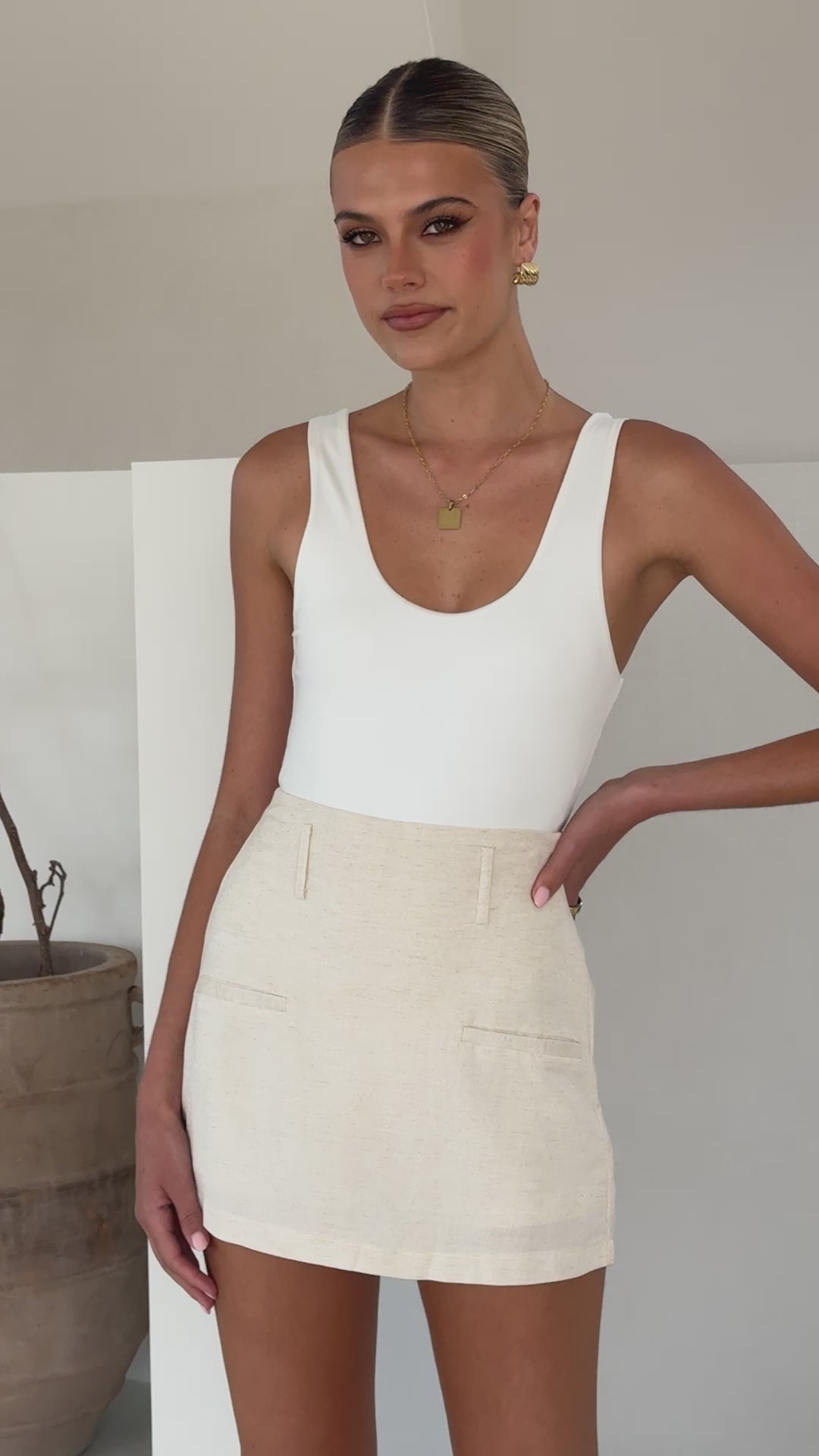 Load video: Jessica Skort - Natural Linen Blend - Billy J